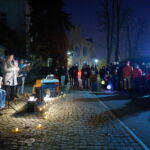 (33) Kochstraße 2
Stolperstein für
* Dietmar Richard Hoenen (2 Jahre), ermordet 22.5.1943
* Marlene Hörner (2 Jahre), ermordet 22.3.1944
* Eckehard Arthur Krippner (2 Jahre), ermordet: 2.6.1944
* Christine Renate Götz (4 Jahre), ermordet: 11.8.1944
* Niels Timpe (3 Jahre), ermordet: 12.6.1943
* Bernd Walter Oehring (1 Jahr), ermordet: 17.11.1943
* Peter Mehltretter (1 Jahr), ermordet: 2.3.1944
Künstler: Kinderärztinnen und Kinderärzte aus Jena
Fotos: Anna Schroll