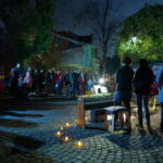 (33) Kochstraße 2
Stolperstein für
* Dietmar Richard Hoenen (2 Jahre), ermordet 22.5.1943
* Marlene Hörner (2 Jahre), ermordet 22.3.1944
* Eckehard Arthur Krippner (2 Jahre), ermordet: 2.6.1944
* Christine Renate Götz (4 Jahre), ermordet: 11.8.1944
* Niels Timpe (3 Jahre), ermordet: 12.6.1943
* Bernd Walter Oehring (1 Jahr), ermordet: 17.11.1943
* Peter Mehltretter (1 Jahr), ermordet: 2.3.1944
Künstler: Kinderärztinnen und Kinderärzte aus Jena
Fotos: Anna Schroll